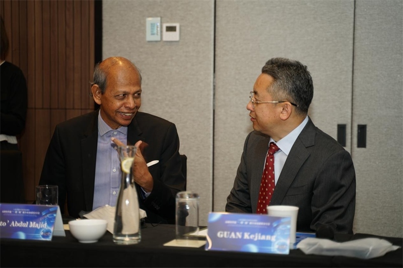 分享會(huì)現(xiàn)場(chǎng)，中方記者同與會(huì)代表進(jìn)行友好交流。林俊揚(yáng)攝