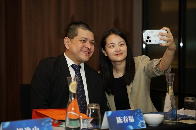 分享會(huì)上，中方記者同與會(huì)代表合影留念。林俊揚(yáng)攝