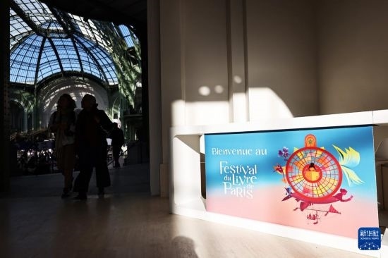 4月11日，人們?cè)诜▏?guó)巴黎大皇宮參加2025巴黎書展。新華社記者 高靜 攝