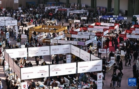 4月11日，人們?cè)诜▏?guó)巴黎大皇宮參加2025巴黎書展。新華社記者 高靜 攝