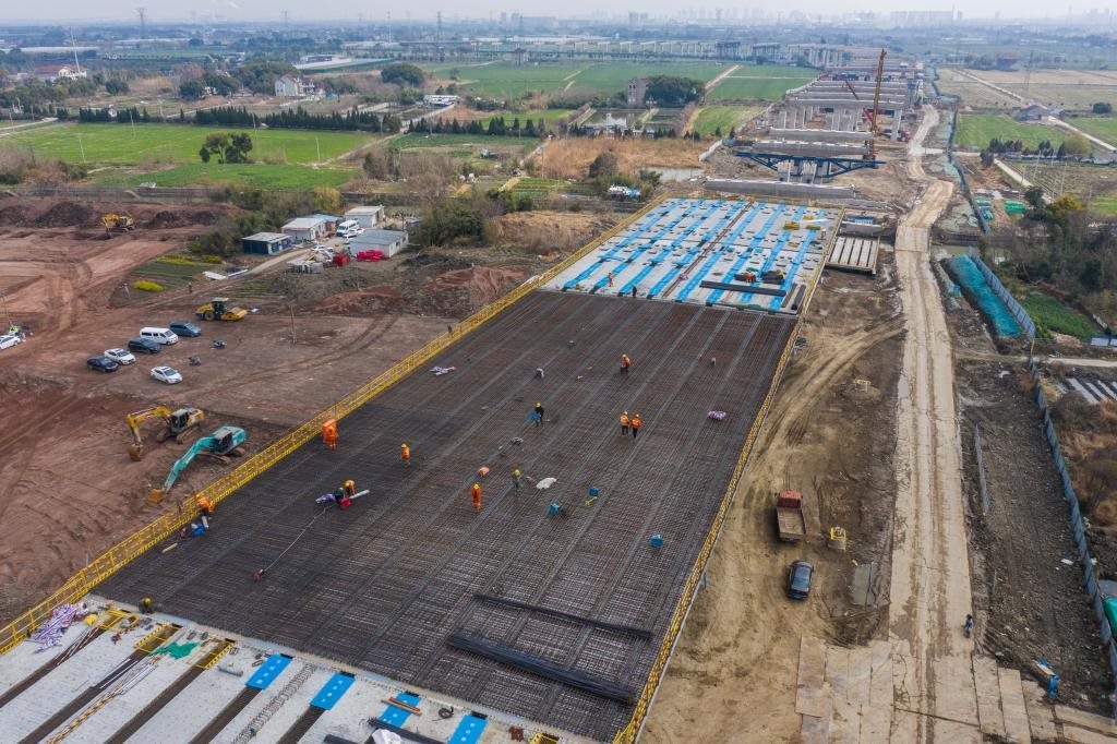 3月7日，在524國道秀洲王江涇至新塍公路工程TJ02標(biāo)段，作業(yè)人員正在進(jìn)行60米鋼混組合梁現(xiàn)澆橋面板鋼筋焊接及綁扎作業(yè)（無人機(jī)照片）。新華社記者 徐昱 攝