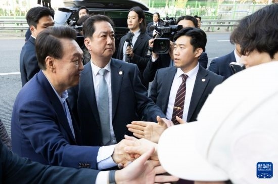 4月11日，韓國前總統(tǒng)尹錫悅（左一）在離開首爾漢南洞官邸時(shí)與支持者握手。新華社發(fā)（全休相攝）