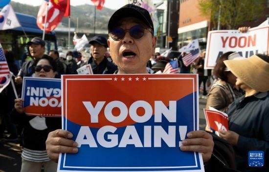 4月11日，在韓國首爾漢南洞官邸附近，支持者為韓國前總統(tǒng)尹錫悅送行。新華社發(fā)（全休相攝）