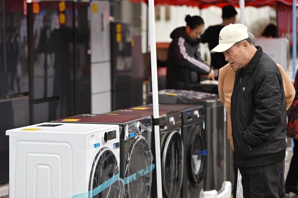 3月28日，天津市北辰區(qū)舉行2025年消費(fèi)品以舊換新惠民服務(wù)活動，吸引眾多市民前來選購。新華社記者 李然 攝