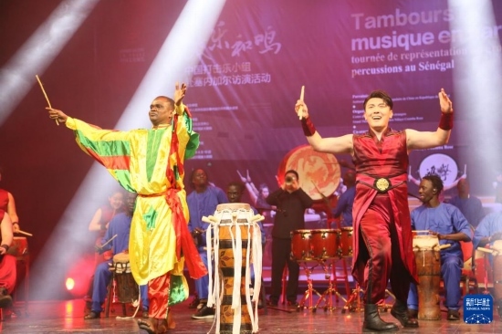4月10日，在塞內(nèi)加爾首都達(dá)喀爾的國家大劇院，中央音樂學(xué)院進(jìn)擊打擊樂團(tuán)與塞內(nèi)加爾杜杜·恩迪亞耶·羅斯打擊樂團(tuán)同臺演出。新華社記者 司源 攝