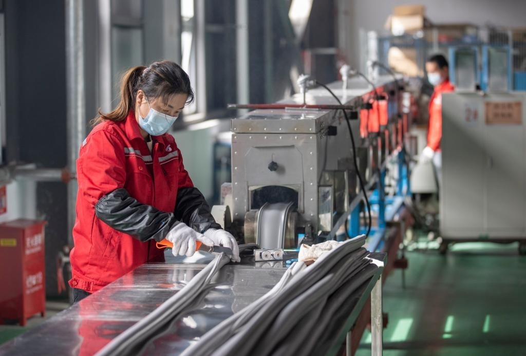 3月27日，在位于寧夏賀蘭工業(yè)園區(qū)的湯姆森電氣有限公司生產(chǎn)車間內(nèi)，工作人員制作硅膠絕緣護(hù)套。新華社記者 楊植森 攝