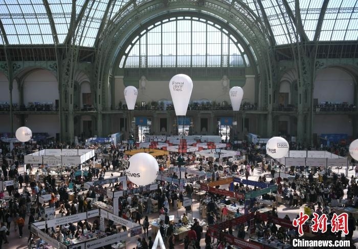 當?shù)貢r間4月11日，2025年巴黎圖書節(jié)在巴黎大皇宮揭幕。圖為巴黎大皇宮的圖書節(jié)現(xiàn)場。中新社記者 李洋 攝