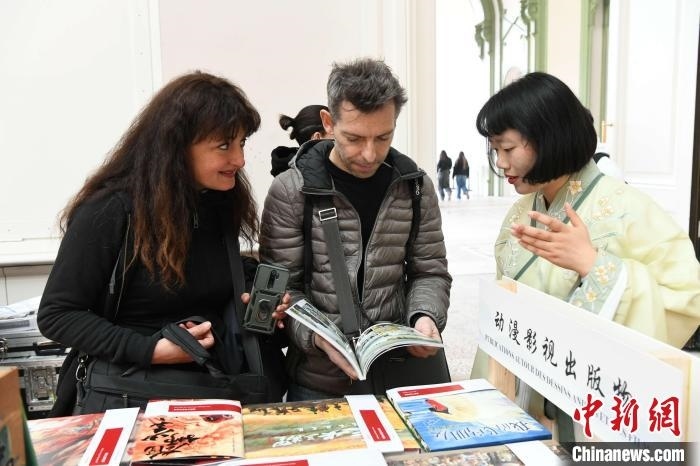 當?shù)貢r間4月11日，2025年巴黎圖書節(jié)在巴黎大皇宮揭幕。中國出版代表團攜千余種中國精品圖書亮相展會。 中新社記者 李洋 攝