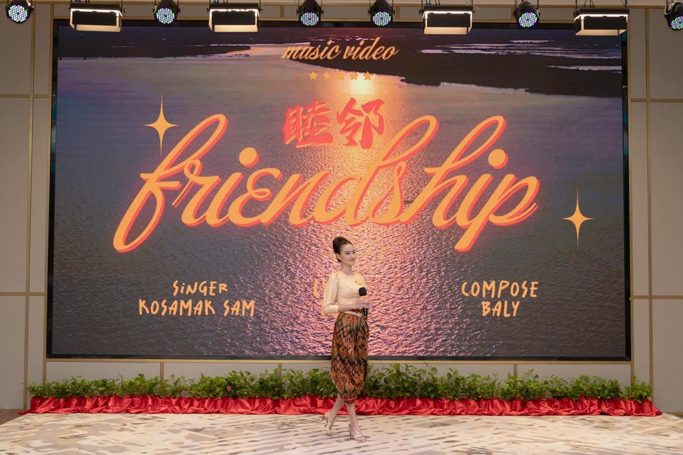 柬埔寨歌手珂撒瑪演唱紀(jì)錄片《睦鄰·柬埔寨》主題曲。柬埔寨數(shù)字電視有限公司供圖