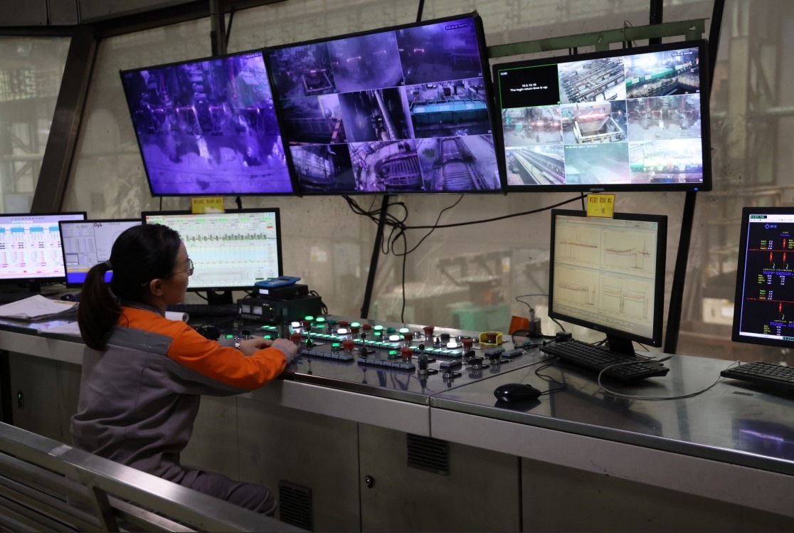 工作人員在馬中關(guān)丹產(chǎn)業(yè)園內(nèi)的聯(lián)合鋼鐵生產(chǎn)車間內(nèi)工作。（人民日報(bào)記者楊一 攝）