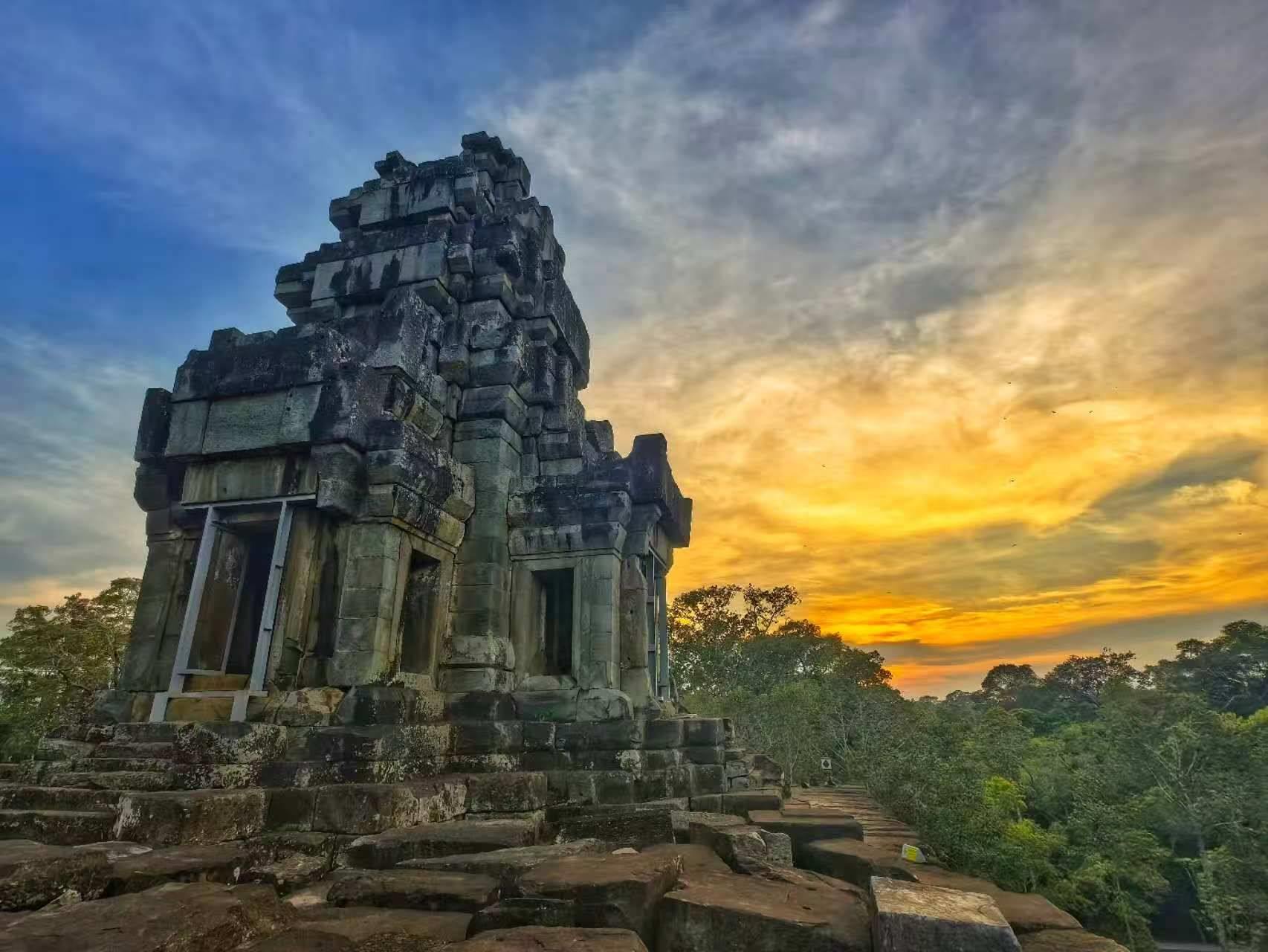 由中國專家修復(fù)的茶膠寺最高處的砂巖塔。（人民日報記者強(qiáng)薇 攝）