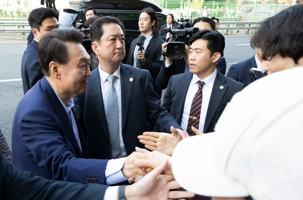 4月11日，韓國前總統(tǒng)尹錫悅（左一）在離開首爾漢南洞官邸時與支持者握手。新華社發(fā)（全休相攝）