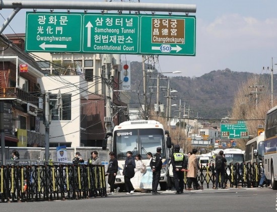  4月3日，在韓國首爾，警察在韓國憲法法院附近進(jìn)行交通管制。新華社記者姚琪琳攝
