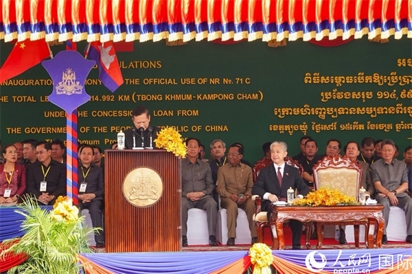 柬埔寨首相洪瑪奈在剪彩儀式上致辭。人民網(wǎng)記者 程是頡攝