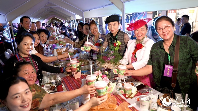 海外華僑在活動現(xiàn)場品嘗“家鄉(xiāng)味”。人民網(wǎng)記者 符武平攝