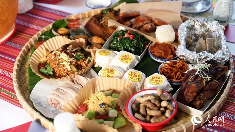 長桌宴上擺滿了海南特色佳肴。人民網(wǎng)記者 符武平攝
