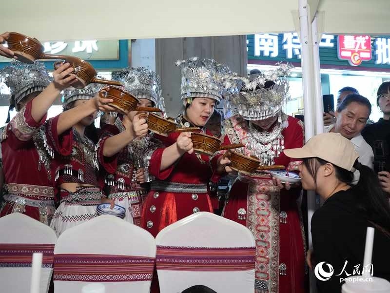 游客體驗互動演出《高山流水》。人民網(wǎng)記者 張力洋攝