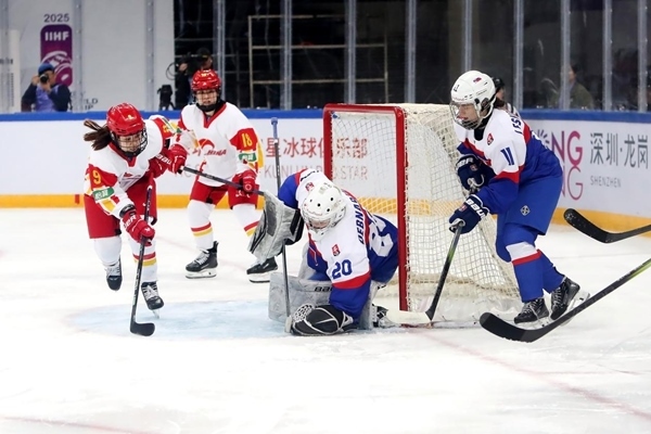 中國(guó)隊(duì)球員孔明會(huì)(左一)射門(mén)。圖片來(lái)源：中國(guó)冰球協(xié)會(huì)