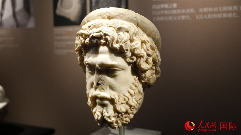 阿斯克勒庇俄斯大理石頭像。4月14日，來(lái)自希臘伊拉克利翁考古博物館的文物在故宮博物院展出。（人民網(wǎng) 張澤宇攝）