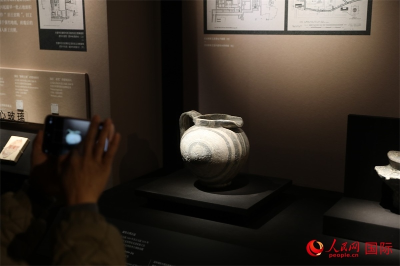 參觀者在拍攝。4月14日，來(lái)自希臘伊拉克利翁考古博物館的文物在故宮博物院展出。（人民網(wǎng) 張澤宇攝）