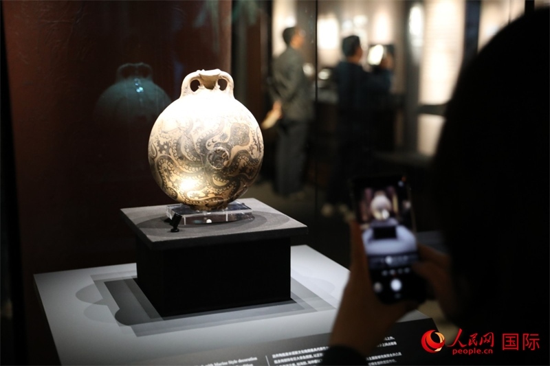 參觀者在拍攝。4月14日，來(lái)自希臘伊拉克利翁考古博物館的文物在故宮博物院展出。（人民網(wǎng) 張澤宇攝）