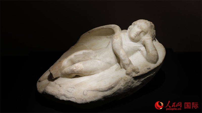 沉睡的厄洛斯大理石浮雕。4月14日，來(lái)自希臘伊拉克利翁考古博物館的文物在故宮博物院展出。（人民網(wǎng) 張澤宇攝）