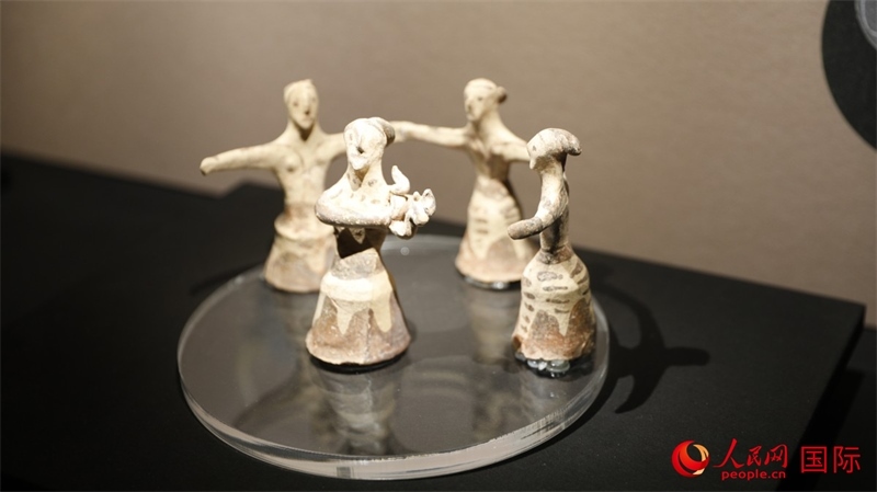 舞蹈者與音樂(lè)家雕塑群像。4月14日，來(lái)自希臘伊拉克利翁考古博物館的文物在故宮博物院展出。（人民網(wǎng) 張澤宇攝）