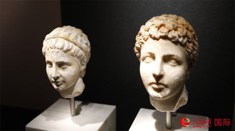 兄弟大理石頭像。4月14日，來(lái)自希臘伊拉克利翁考古博物館的文物在故宮博物院展出。（人民網(wǎng) 張澤宇攝）