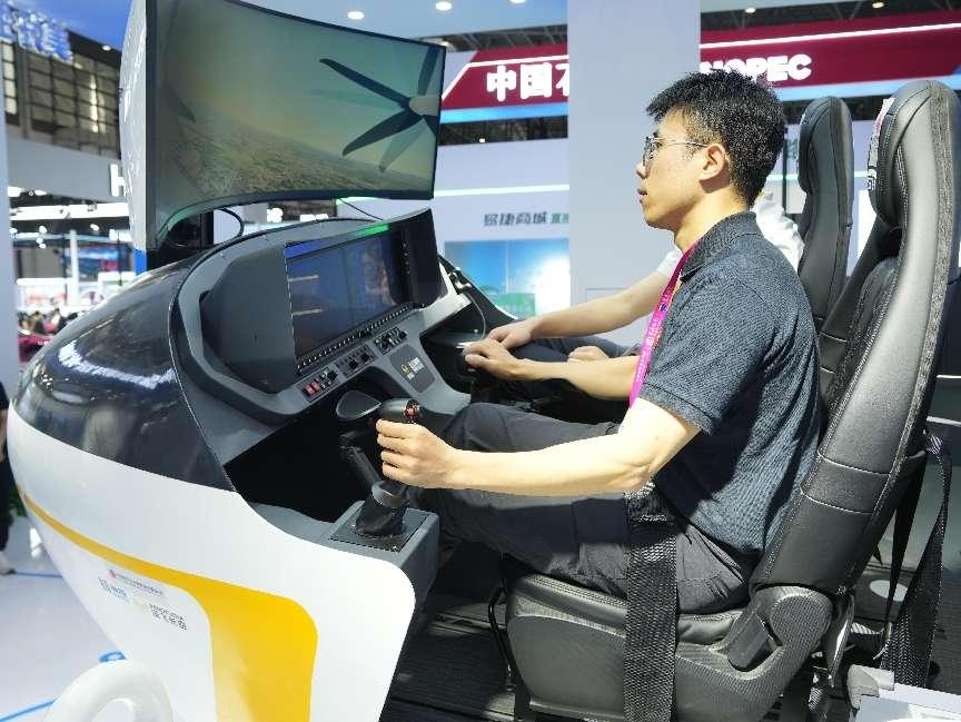 記者體驗(yàn)低空經(jīng)濟(jì)的應(yīng)用消費(fèi)場(chǎng)景。人民網(wǎng)記者 張力洋攝