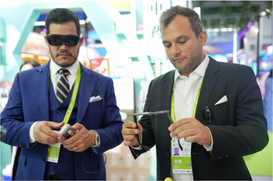 觀展嘉賓體驗(yàn)科技消費(fèi)新產(chǎn)品。中國(guó)國(guó)際消費(fèi)品博覽會(huì)組委會(huì)網(wǎng)上新聞中心供圖