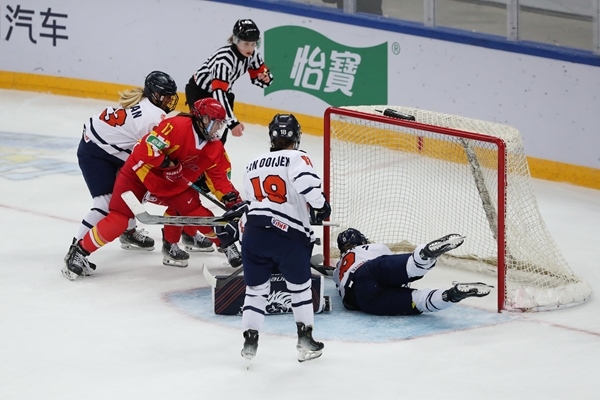 中國隊球員曲樂(左二)破門得分。圖片來源：中國冰球協(xié)會 此役中國隊首發(fā)陣容是詹佳慧、于柏巍、孔明會、趙啟男、曲樂、方新。比賽進行至2分43秒，荷蘭隊率先取得進球，1:0領(lǐng)先。失球后的中國隊打得更加積極主動，多次獲得射門機會，但可惜沒有破門得分。 第二節(jié)39分34秒，中國隊曲樂在王佳欣和孔明會的助攻下破門，將比分扳平，這也是中國隊在本屆賽事中取得的首個進球。 末節(jié)43分42秒，荷蘭隊球員勾人犯規(guī)，被判罰任意球。中國隊張夢瑩執(zhí)行并打進，2:1反超比分。最后階段，荷蘭隊撤下守門員，場上6人進攻但未能進球。最終，中國隊以2:1逆轉(zhuǎn)戰(zhàn)勝對手，取得本屆世錦賽首場勝利。 在昨日進行的另外兩場比賽中，奧地利隊3:2力克斯洛伐克隊，法國隊2:1戰(zhàn)勝丹麥隊。三輪比賽過后，奧地利隊三戰(zhàn)全勝領(lǐng)跑積分榜，斯洛伐克隊和法國隊2勝1負分列二、三位，丹麥隊和中國隊1勝2負排在四至五位，荷蘭隊三戰(zhàn)皆負積分墊底。