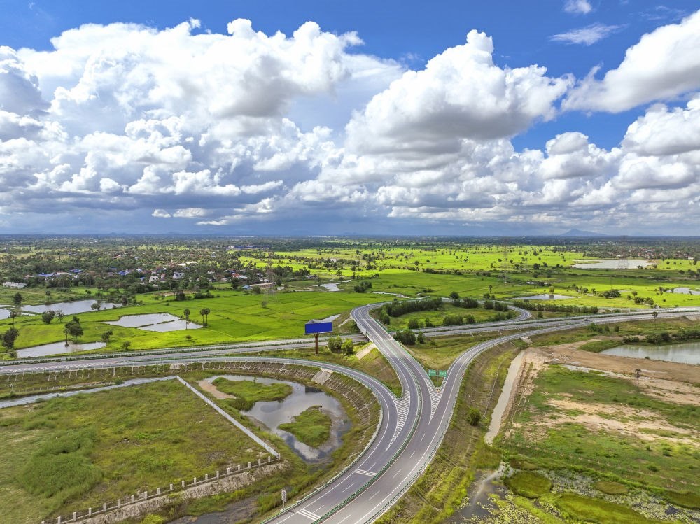 2024年9月25日在柬埔寨磅士卑省拍攝的金港高速公路（無人機照片）。連接柬埔寨首都金邊和最大深水海港西哈努克港的金港高速公路，是中柬共建“一帶一路”標志性項目。