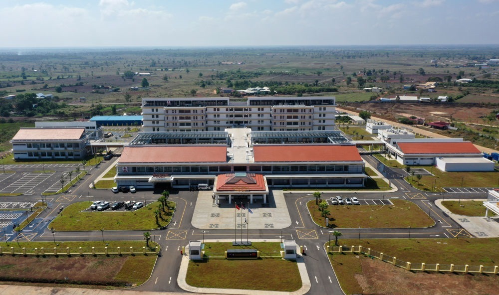 2022年2月17日在柬埔寨特本克蒙省新區(qū)拍攝的中國援柬埔寨特本克蒙省醫(yī)院。