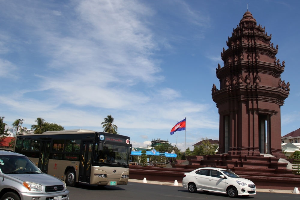 2018年1月5日，在柬埔寨金邊，一輛中國援助的“宇通”公交車經(jīng)過獨立紀念碑。