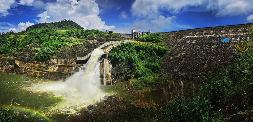 2018年6月22日在柬埔寨戈公省拍攝的中國援柬額勒賽水電站上大壩。