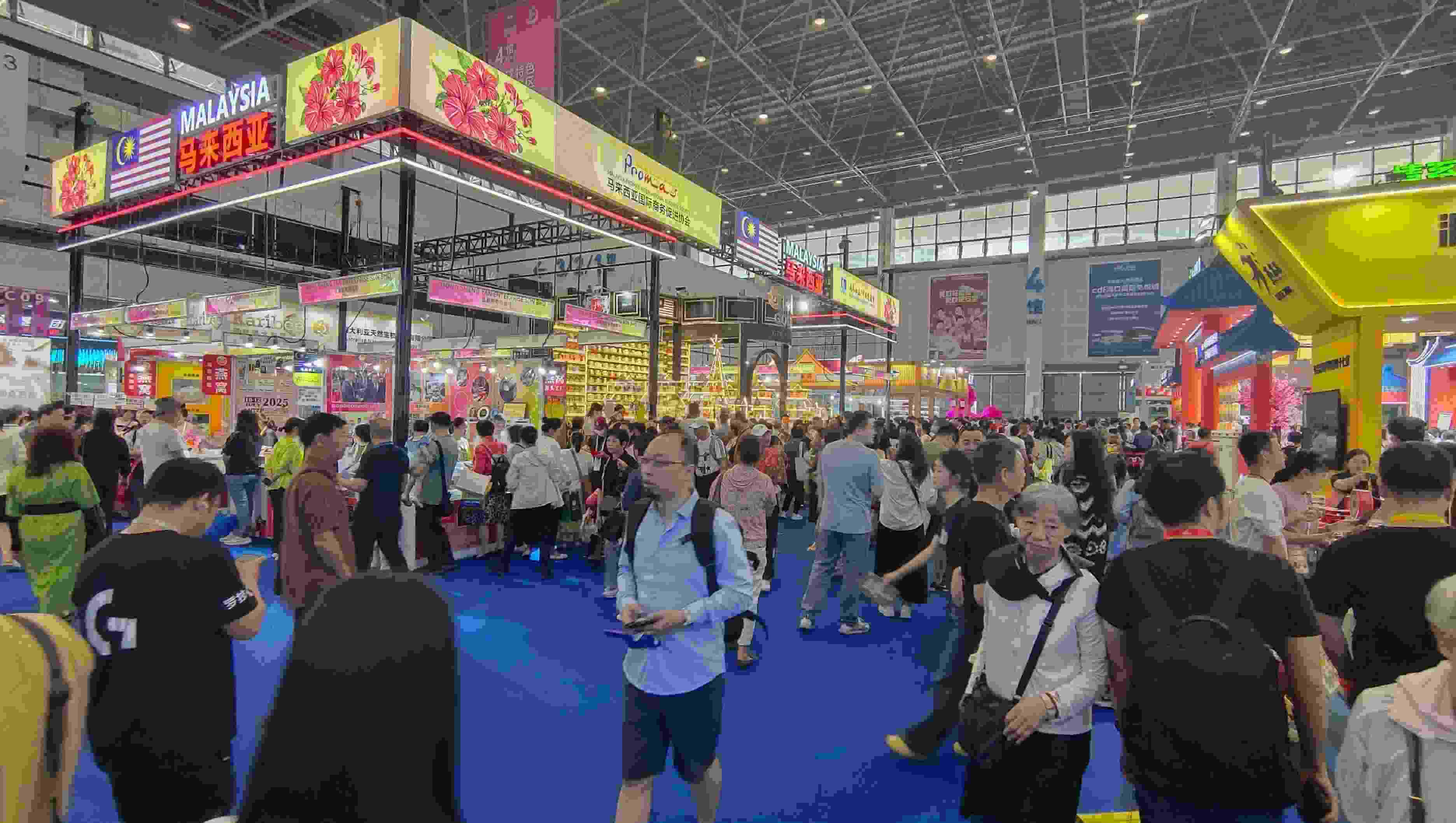 消博會迎來公眾開放日，眾多市民、客商來到展館參觀、購物。人民網(wǎng)記者 李彤?dāng)z