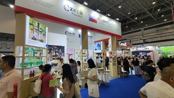 觀展者在各國展臺采購、咨詢。人民網(wǎng)記者 李彤?dāng)z