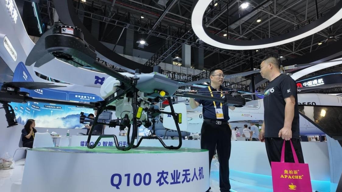 低空經(jīng)濟(jì)展區(qū)展出的農(nóng)業(yè)無人機裝備。人民網(wǎng) 歐陽易佳攝