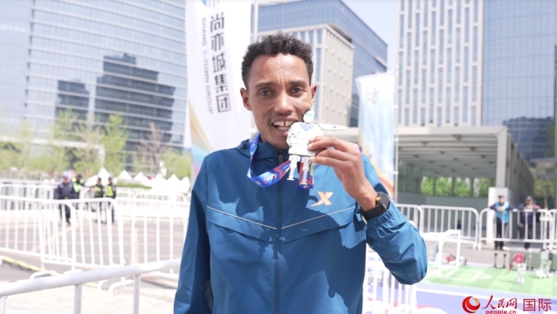 埃塞俄比亞選手圖魯·亞雷德·德梅克獲得本次大賽男子組亞軍。人民網(wǎng)記者 袁蒙攝