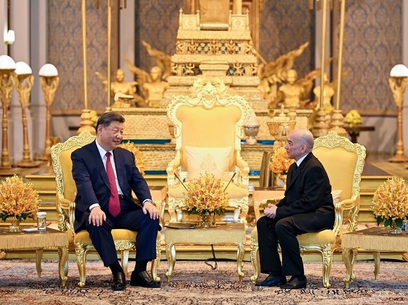 4月17日，柬埔寨國王西哈莫尼同習(xí)近平主席在金邊王宮舉行會見。