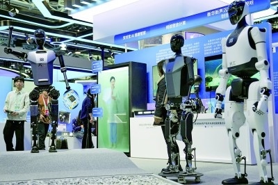 3月27日，在中關(guān)村展示中心常設(shè)展上，人形機(jī)器人“天工”向參觀者招手示意。新華社記者 鞠煥宗攝