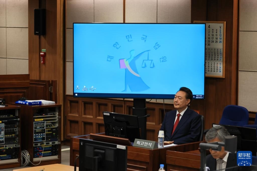 4月21日，尹錫悅在韓國首爾中央地方法院出席庭審。新華社/紐西斯通訊社