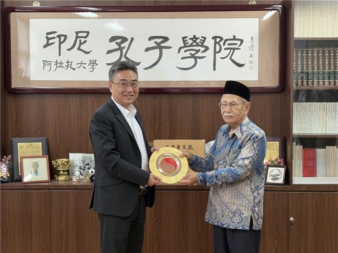 雙方交換禮物?；顒?dòng)主辦方供圖