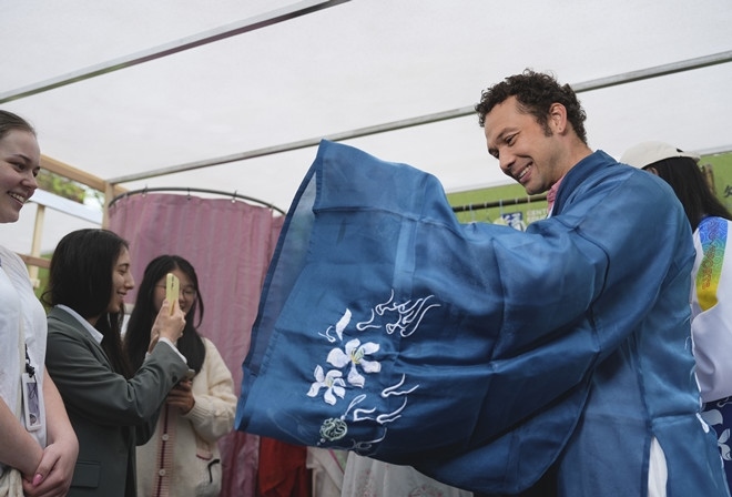 外國青年試穿漢服。中外語言交流合作中心供圖