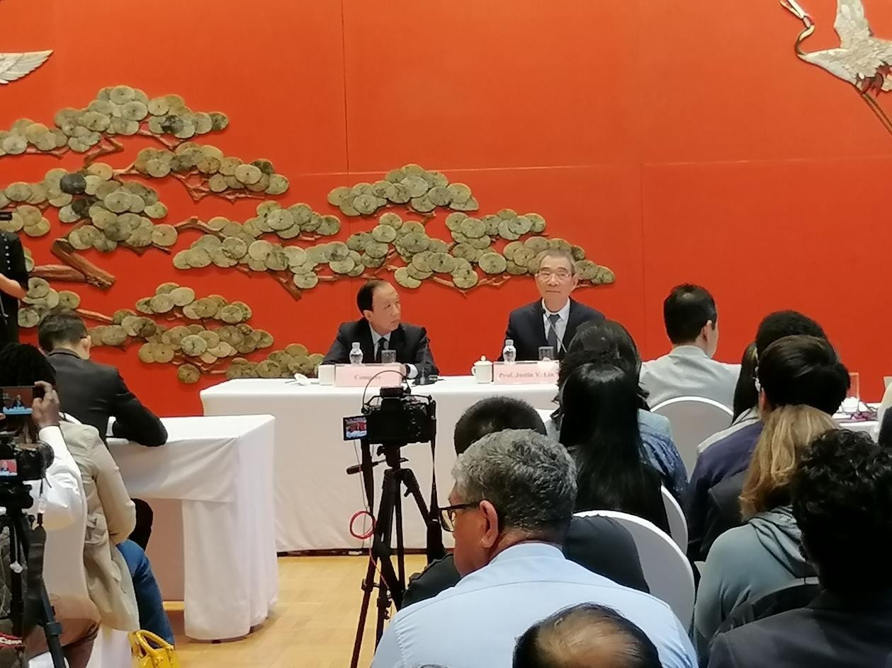 圖為21日舉行的“臨甲7號(hào)沙龍”，林毅夫（右一）在回答中外媒體記者的提問(wèn)。 人民網(wǎng)記者 李瀟攝