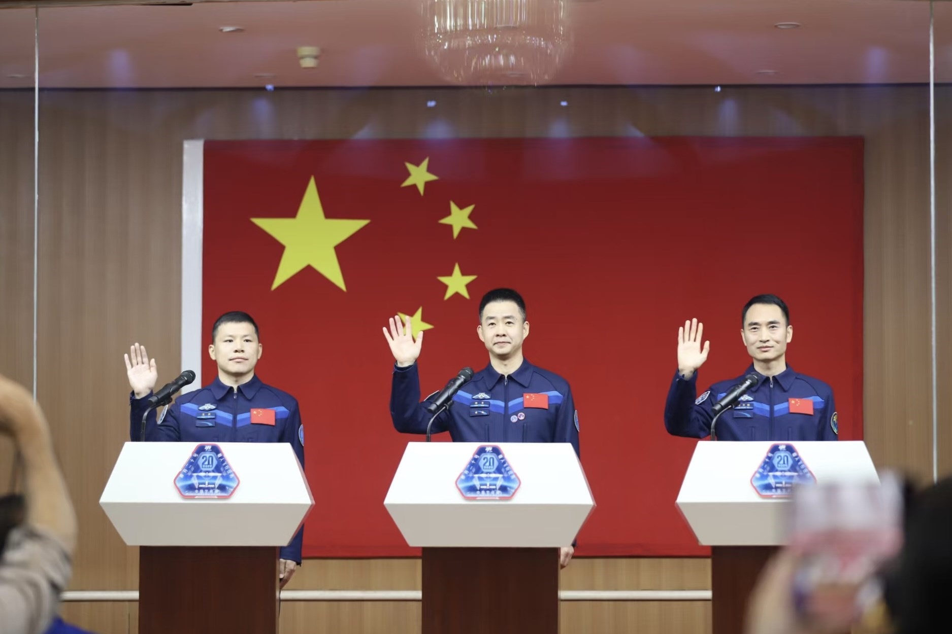 4月23日，神舟二十號航天員乘組在酒泉衛(wèi)星發(fā)射中心問天閣與中外媒體記者集體見面。人民網(wǎng)記者 黃帆攝