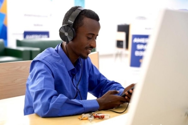 在明亮現(xiàn)代的信息技術(shù)閱覽室，當(dāng)?shù)刈x者正在沉浸式學(xué)習(xí)，塔里克·易卜拉欣攝