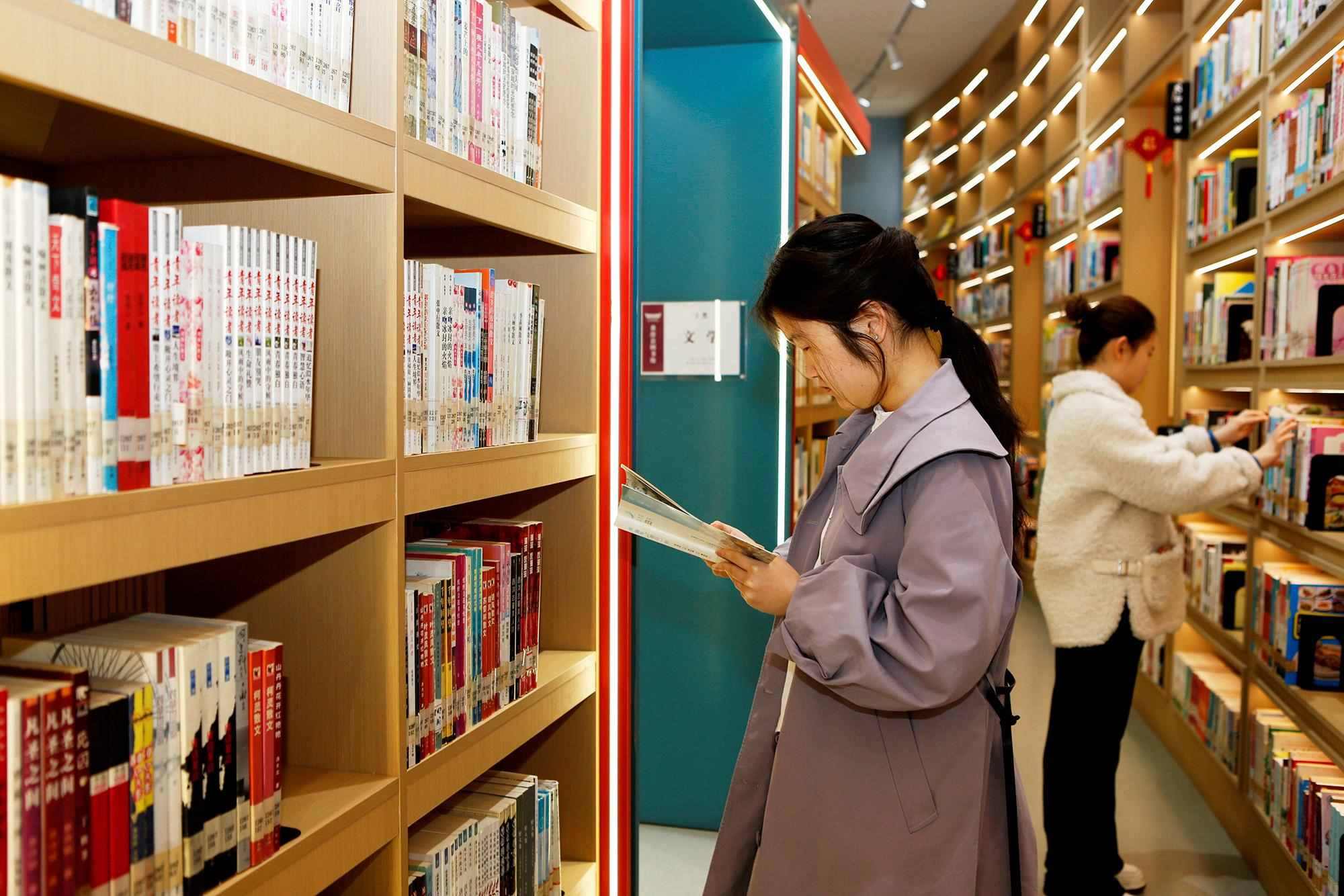 △2025年3月29日，讀者在山西臨汾市襄汾縣圖書館閱讀。