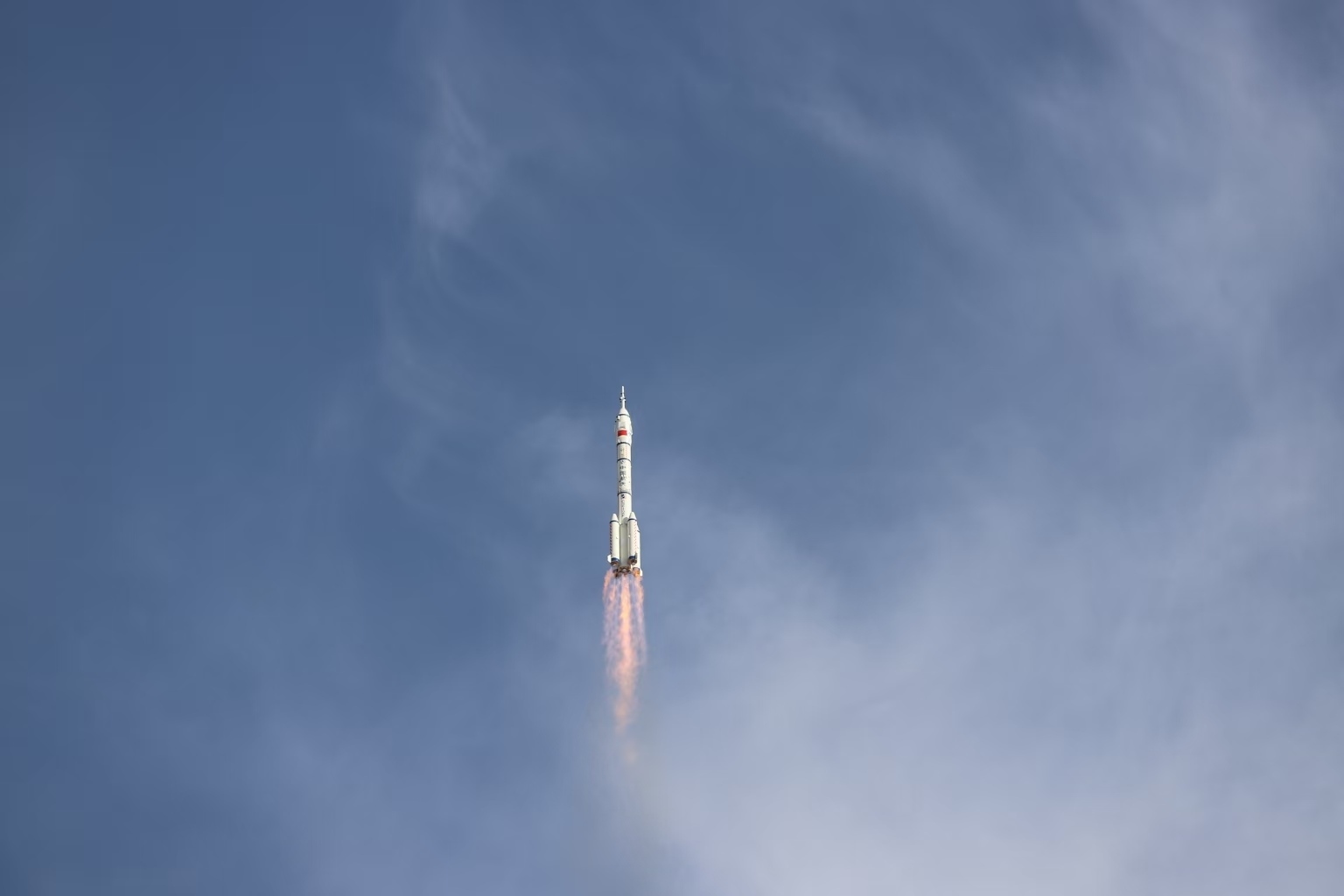 長(zhǎng)征二號(hào)F遙二十運(yùn)載火箭點(diǎn)火發(fā)射。人民網(wǎng)記者 黃帆攝