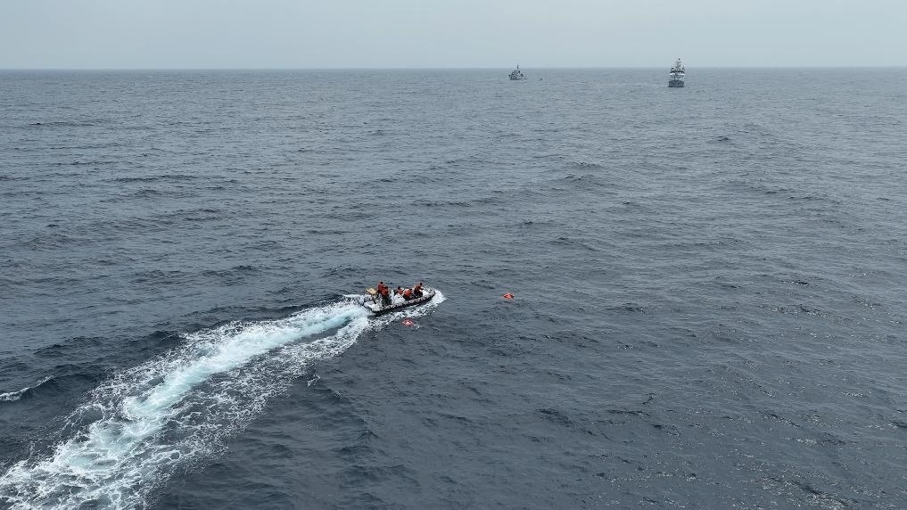 4月23日，中越海警開展海上聯(lián)合搜救演練，模擬營救落水人員。（中國海警供圖）